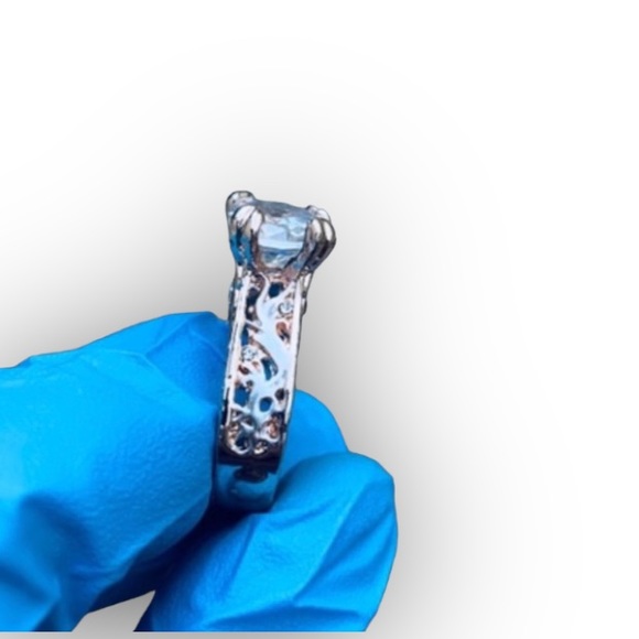 Women's Round Cut Wedding Ring • Size 6.5 - Picture 4 of 4